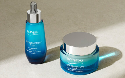 Biotherm Life Plankton Elixir serum and Life Plankton Mask placed side by side on a sunlit stone surface.