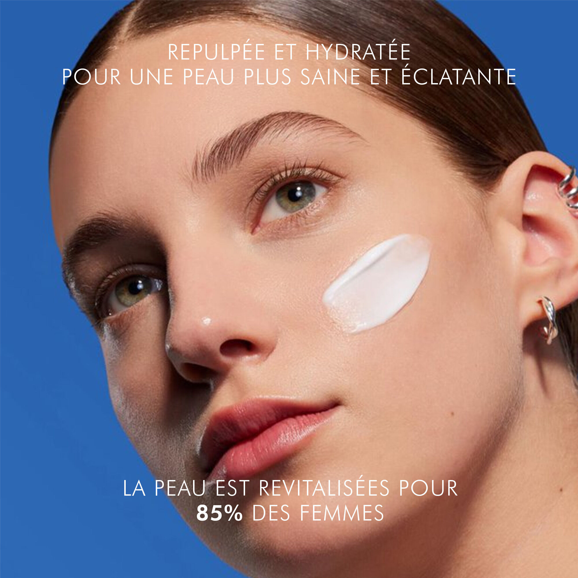 Femme avec peau lumineuse et creme appliquee sur la joue, avec texte : ‘Peau repulpee et hydratee pour 85 % des femmes’.